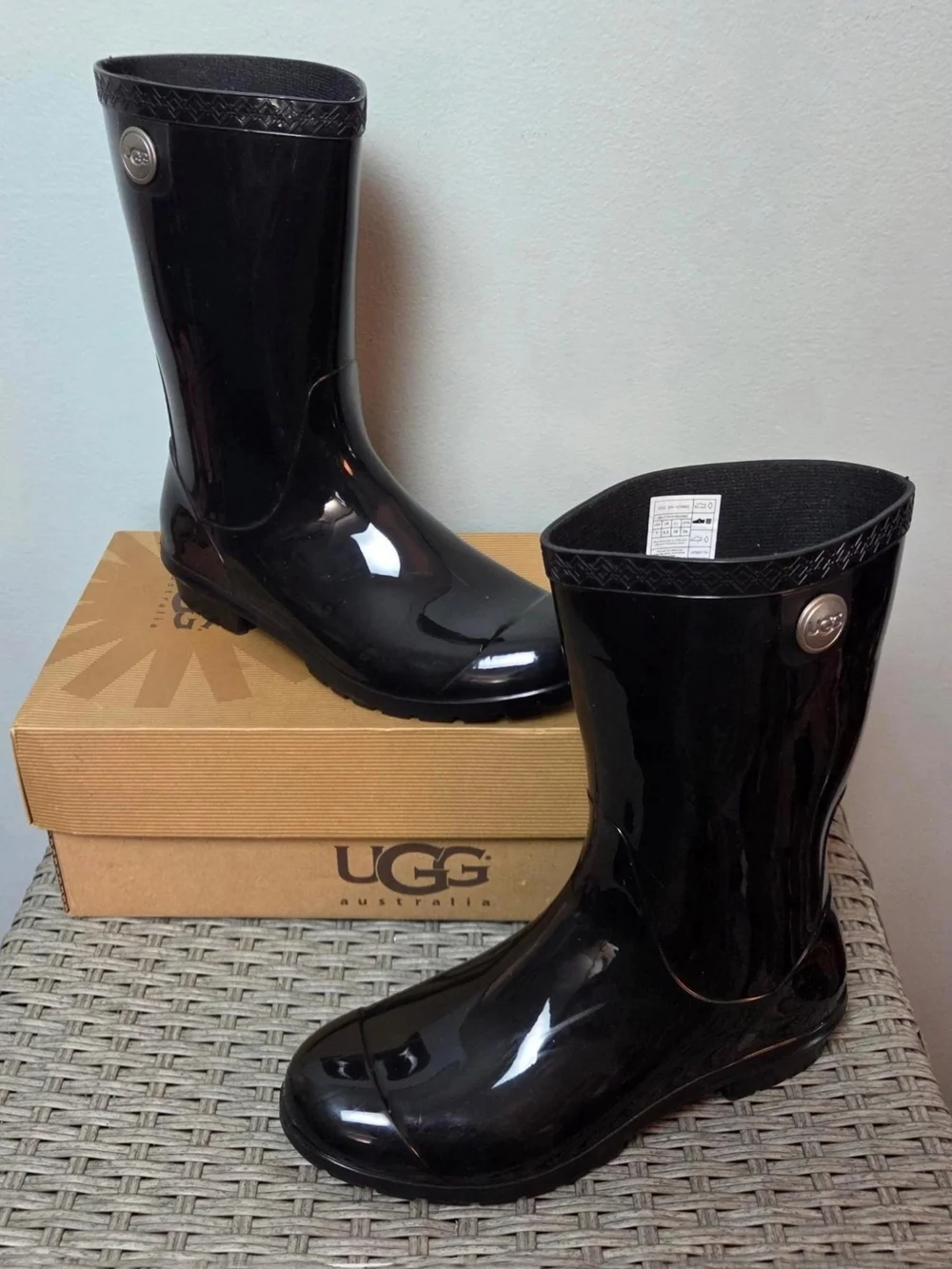 UGG Women's 7 Rain Boots Tall Mid-Calf Glossy Black Waterproof High Gloss Sienna